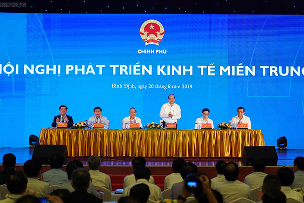 Thủ tướng Nguyễn Xuân Phúc thăm gian hàng của Hà Tĩnh tại hội nghị phát triển kinh tế miền Trung