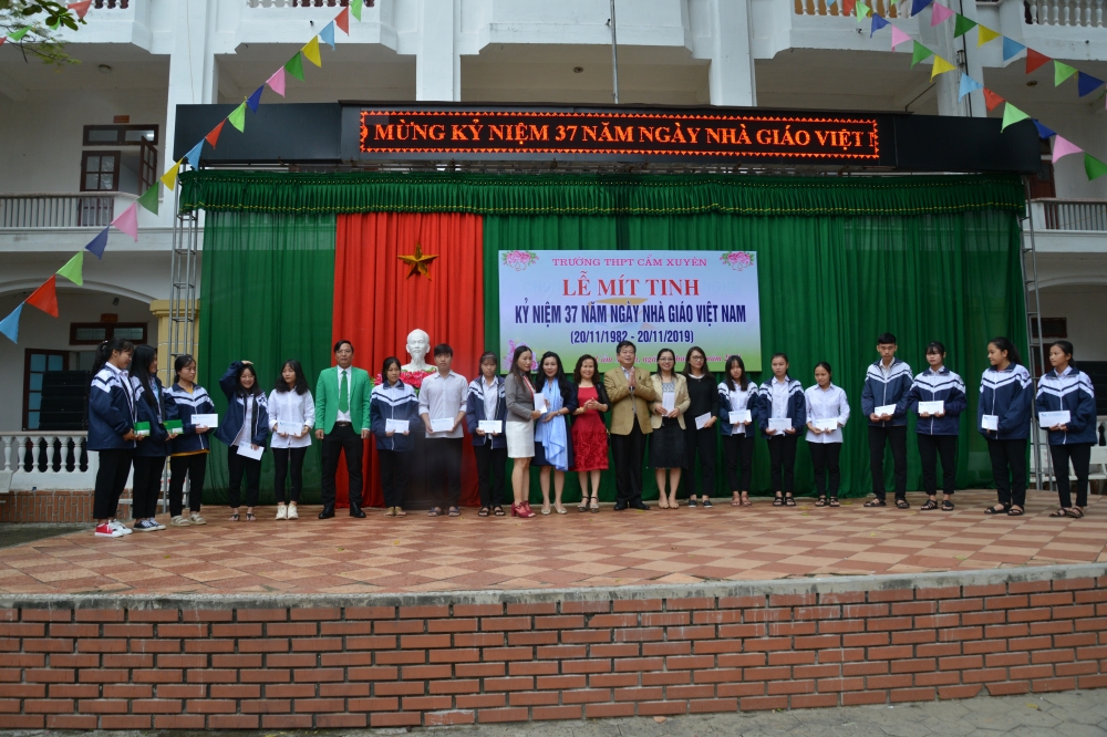 Hiệp hội Doanh nghiệp tỉnh Hà Tĩnh tặng hoa chúc mừng các thầy cô giáo nhân ngày Nhà giáo Việt Nam và trao quà cho các em học sinh nghèo vượt khó tại Trường THPT Cẩm Xuyên.