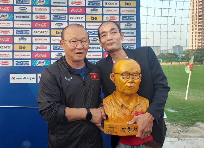 Tạc tượng HLV Park Hang-seo như đúc, chúc tuyển Việt Nam vào World Cup