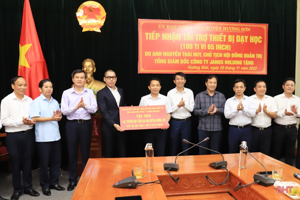 Lãnh đạo tỉnh dự lễ tiếp nhận 100 tivi trị giá 2 tỷ đồng hỗ trợ các trường học ở Hương Sơn