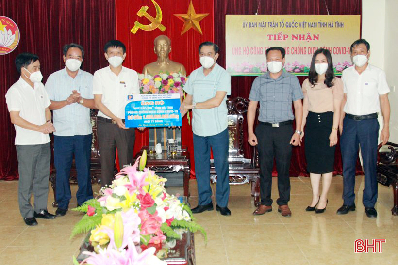 Chủ tịch UBND tỉnh Võ Trọng Hải tiếp nhận tài trợ của Công ty Xăng dầu Hà Tĩnh ủng hộ Quỹ vắc-xin phòng Covid-19.