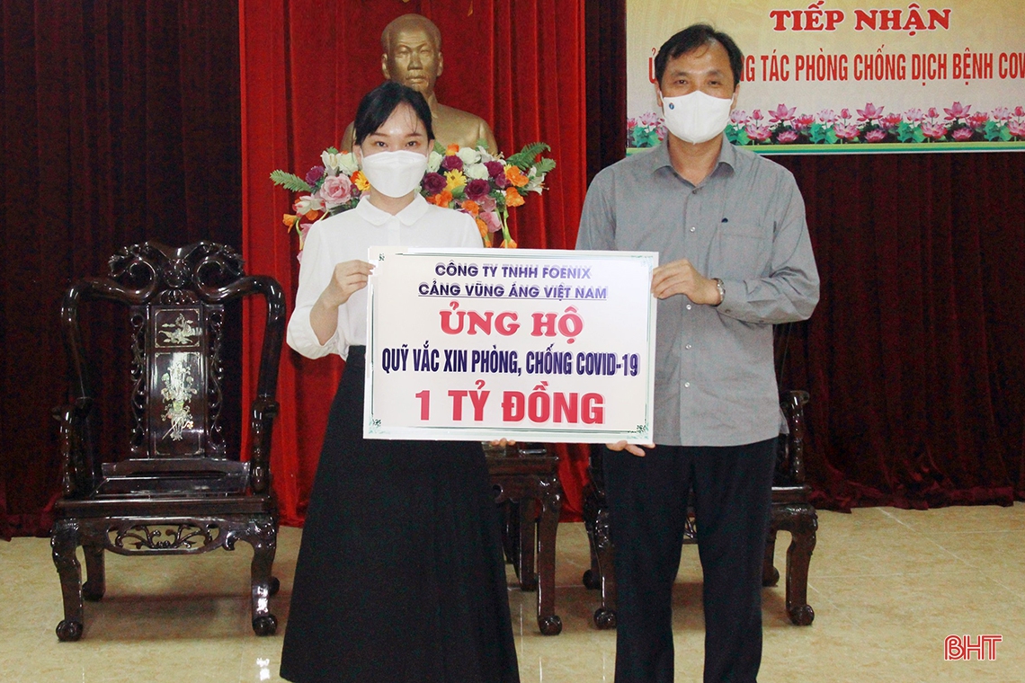 Bí thư Tỉnh ủy Hoàng Trung Dũng tiếp nhận tài trợ của Công ty TNHH Phoenix Cảng Vũng Áng Việt Nam.