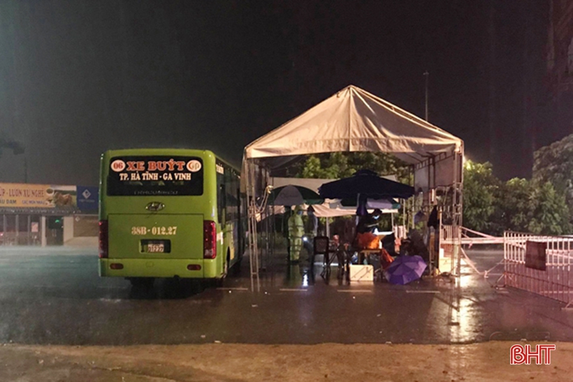 Công ty CP Xe buýt Hà Tĩnh bố trí 35 xe đến các điểm chốt để các lực lượng tránh trú mưa lớn.