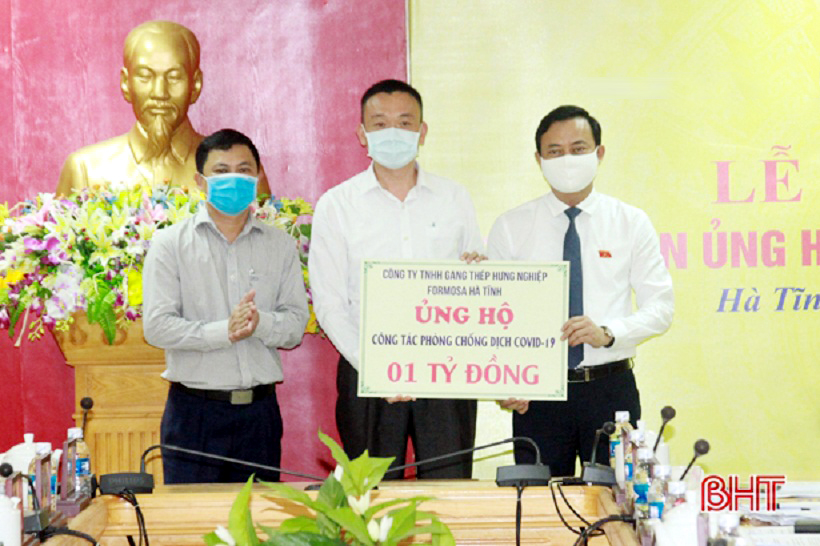 Đại diện Formosa Hà Tĩnh ủng hộ Hà Tĩnh 1 tỷ đồng để phòng chống dịch Covid-19 (ảnh tư liệu)