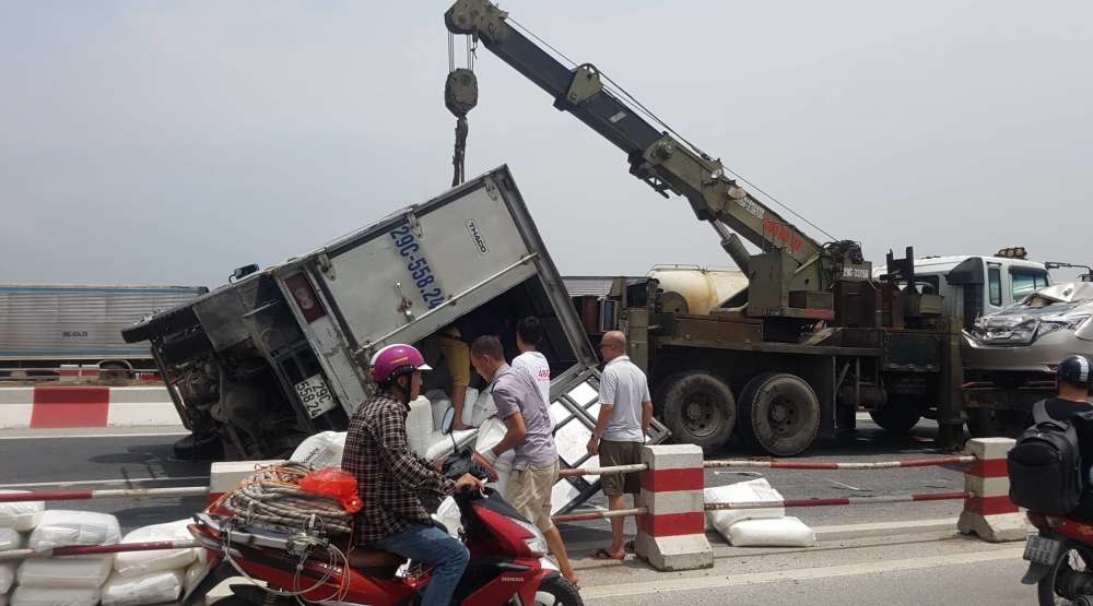 Tai nạn liên hoàn 6 ô tô: Xe tải lật đè xe con, cầu Thanh Trì ùn dài